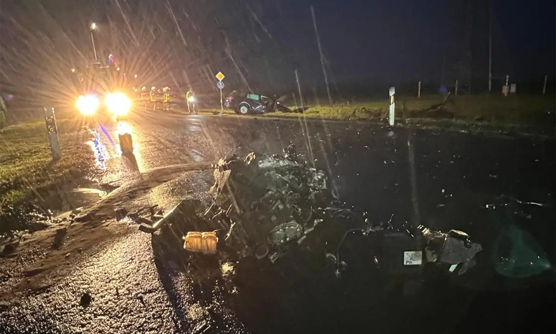 Ein Motorblock wurde aus einem der Fahrzeuge gerissen (Foto: Matthias Brüning)