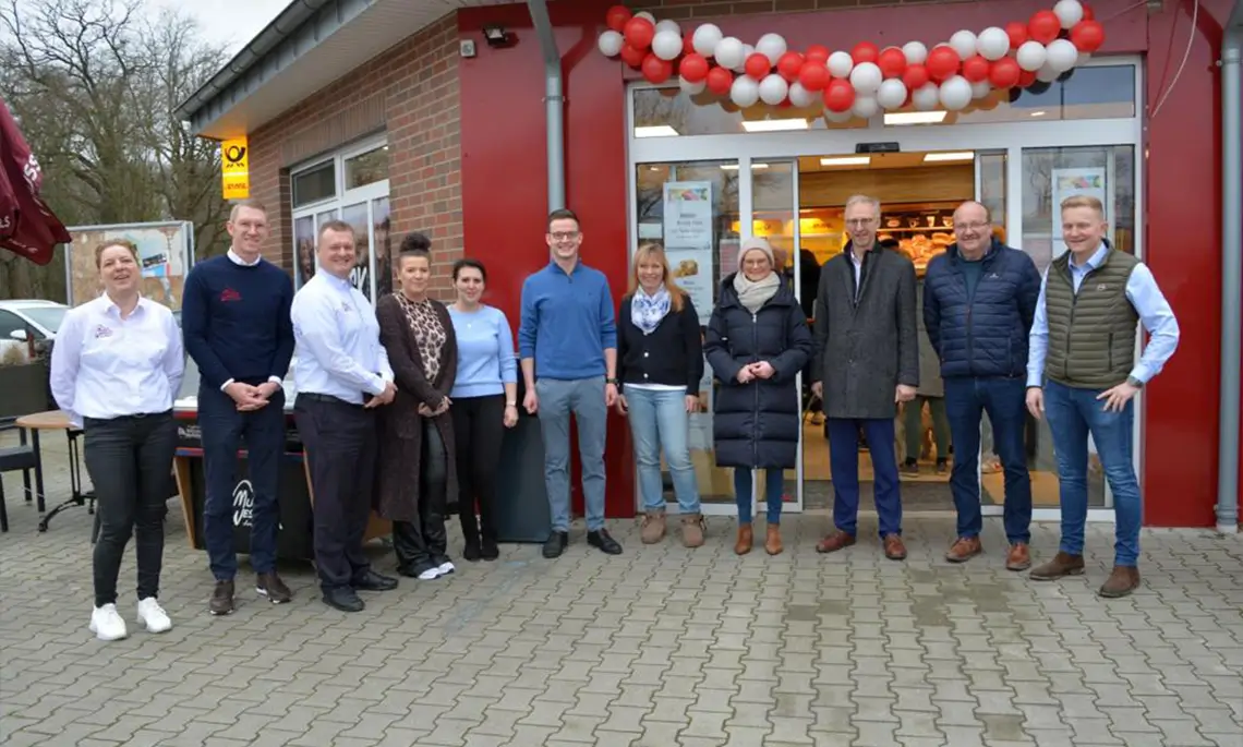 Vertreter der Bäckerei MussWessels, Mitarbeiter, Vertreter der Deutschen Post und aus der Politik sowie die Vermieter gratulierten Julius Frilling (Mitte) zur Neueröffnung (Foto: Gemeinde Geeste)