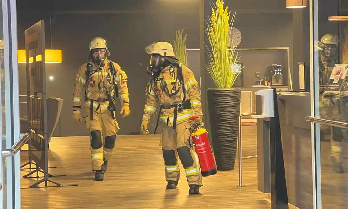 Ein Trupp der Feuerwehr ging unter Atemschutz in den Keller des Gebäudes vor (Foto: Matthias Brüning)