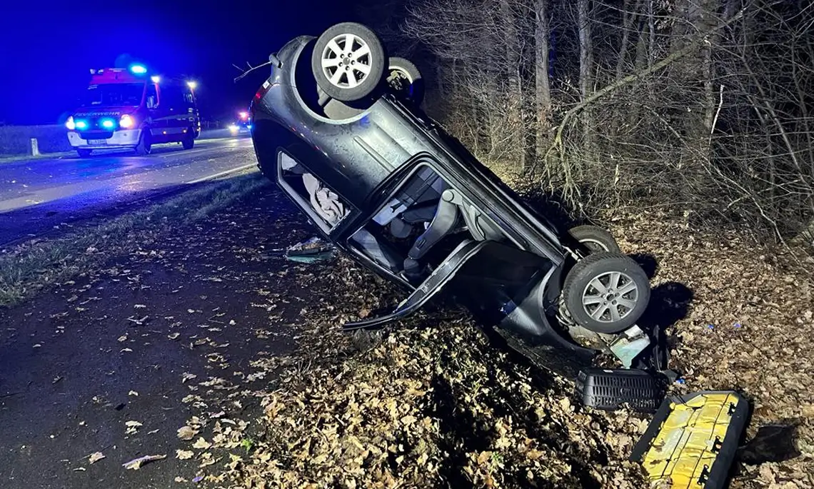 Das Fahrzeug kam auf dem Dach liegend zum Stillstand (Foto: Matthias Brüning)