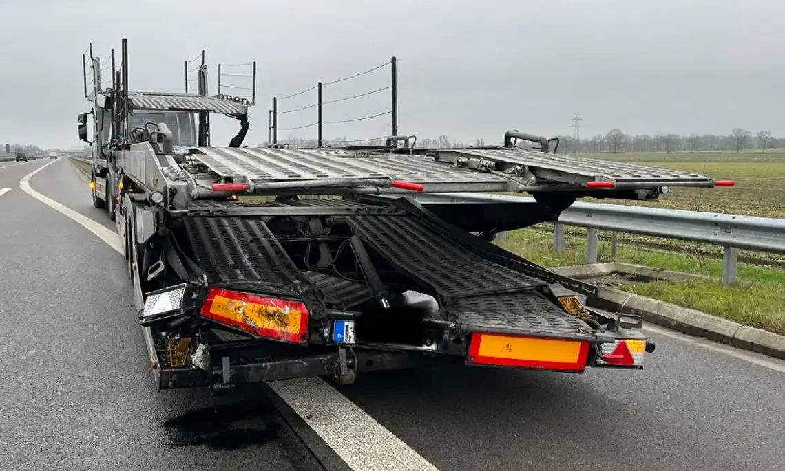 Der Pkw fuhr auf den unbeladenen Autotransporter auf (Foto: Matthias Brüning)