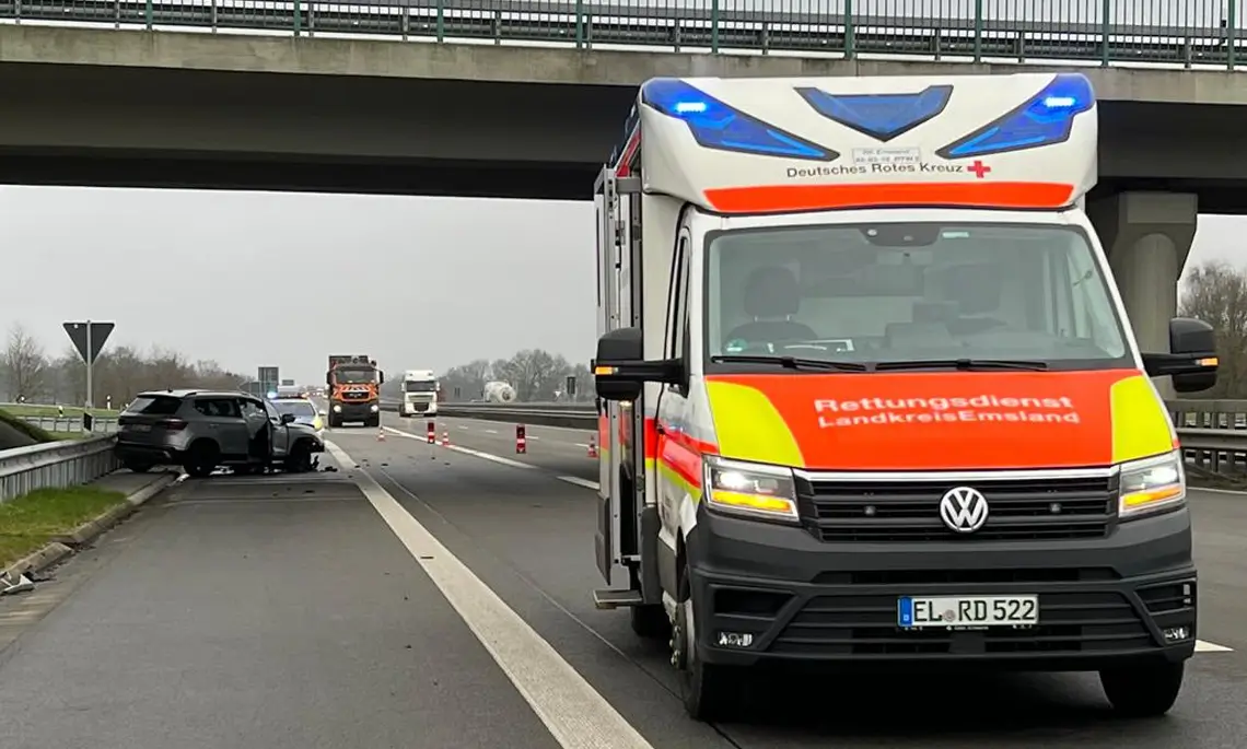 Der Rettungsdienst transportierte den Fahrer in ein Krankenhaus (Foto: Matthias Brüning)