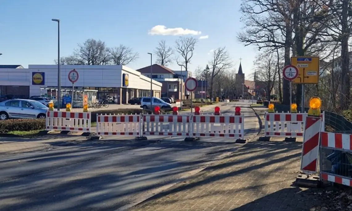 Der Abschnitt ist aktuell von der Kreuzung am Rathaus bis kurz vor der hinteren Zufahrt zum Lidl voll gesperrt.