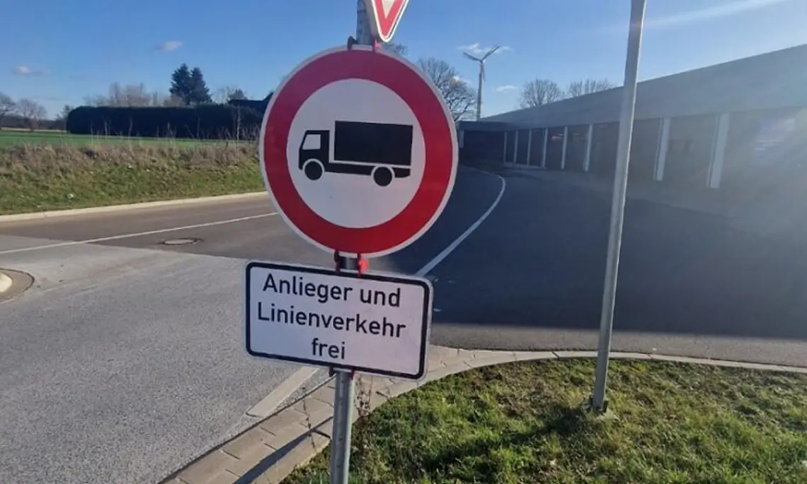 Der Busackerweg neben dem Aldi Markt ist für Anlieger und Linienverkehr frei.