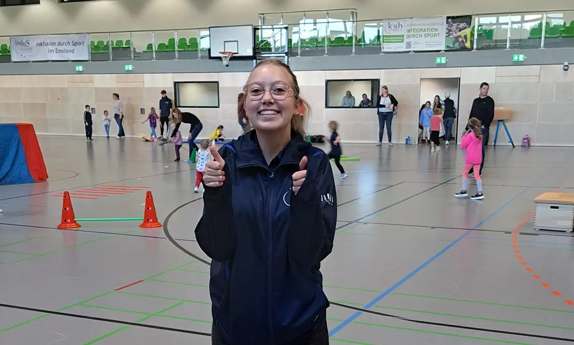 Zu den Aufgaben während der Ausbildung zählt u.a. die Betreuung und Organisation von Veranstaltungen. Hier im Bild die Auszubildende Marina Milzarek beim Familiensporttag in Sögel. (Foto: KSB)