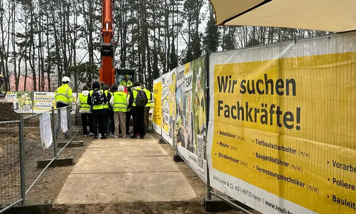 Auch einen Bagger durften die Schüler hautnah erleben (Foto: Matthias Brüning)