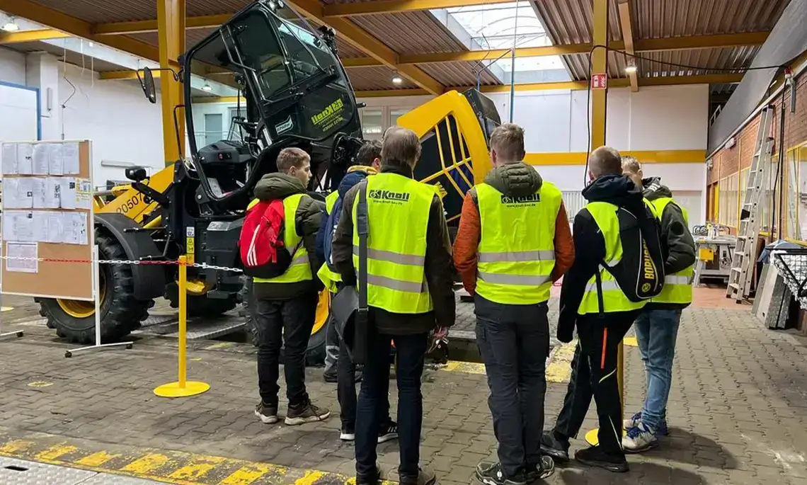 In kleinen Gruppen ging es durch den gesamten Betrieb (Foto: Matthias Brüning)