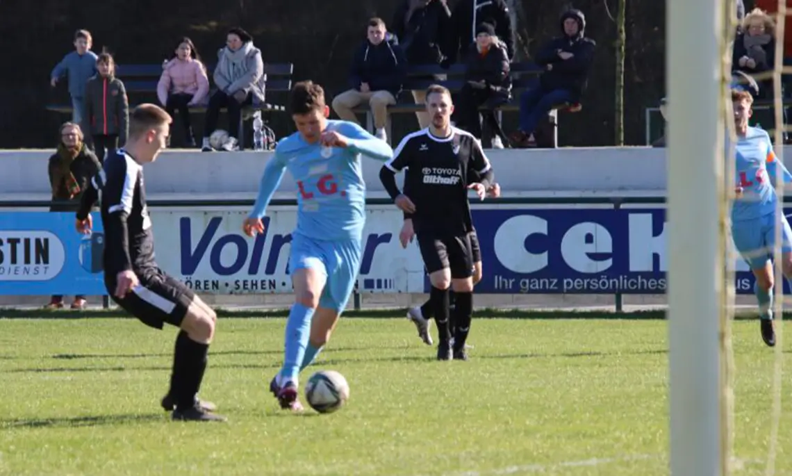 Die Schwefinger (blau) setzten sich am vergangenen Sonntag mit 4:0 gegen Neuenhaus durch (Foto: Matthias Brüning)