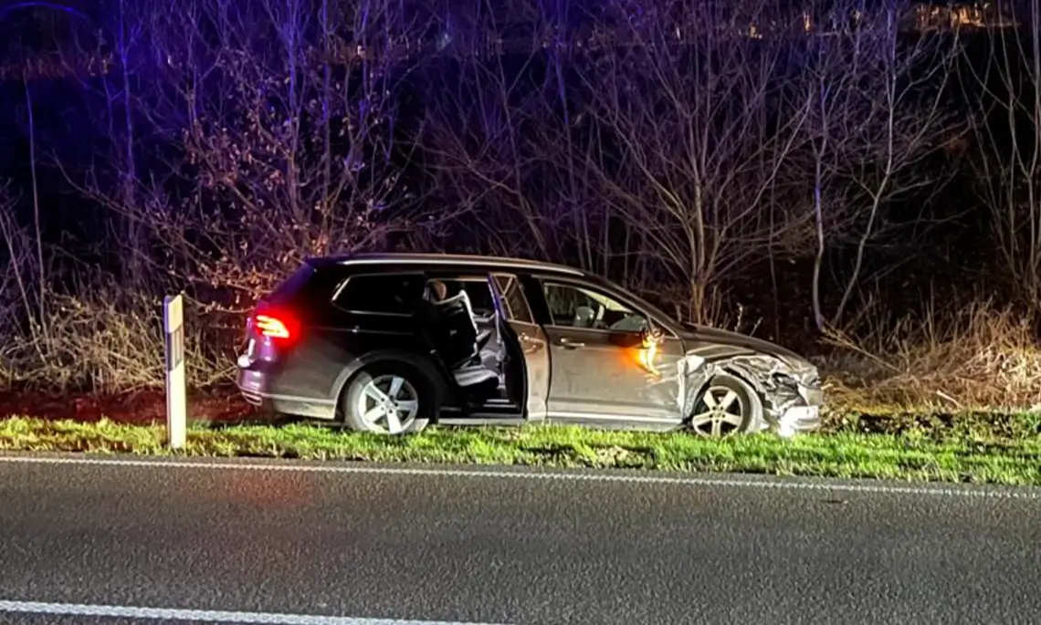 Der VW Passat wurde rechtsseitig getroffen und kam von der Fahrbahn ab (Foto: Matthias Brüning)