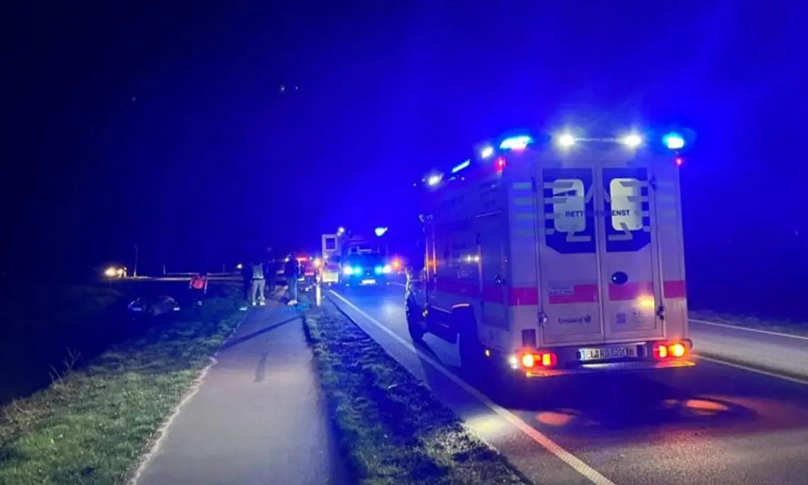 Neben der Polizei waren zwei Rettungswagen am Unfallort (Foto: Matthias Brüning)