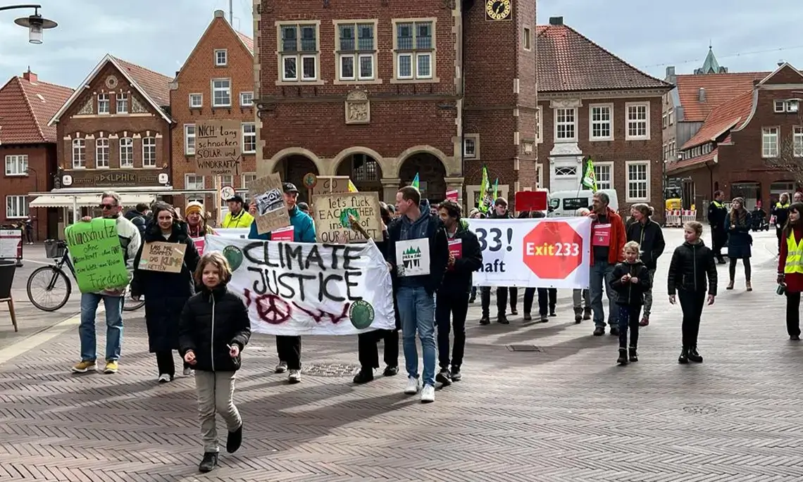 Die Aktivisten versammelten sich um 13:30 Uhr am Meppener Rathaus (Foto: Matthias Brüning)