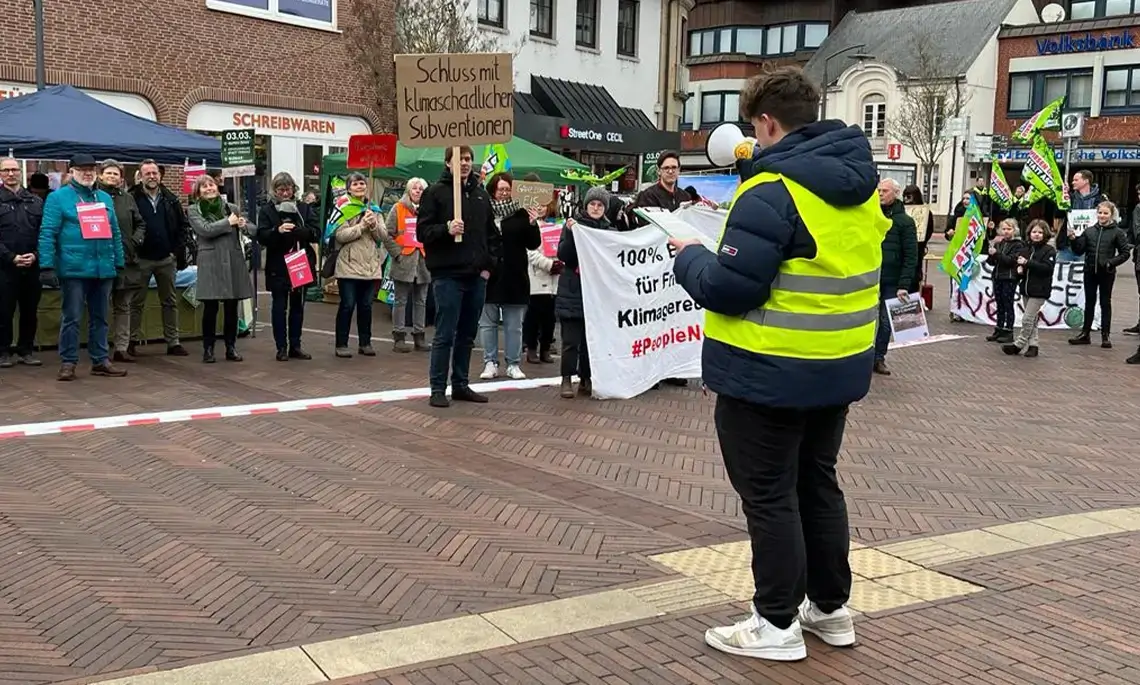 Marcel Fahrtmann von Fridays for Future Meppen sprach zu den Teilnehmenden (Foto: Matthias Brüning)