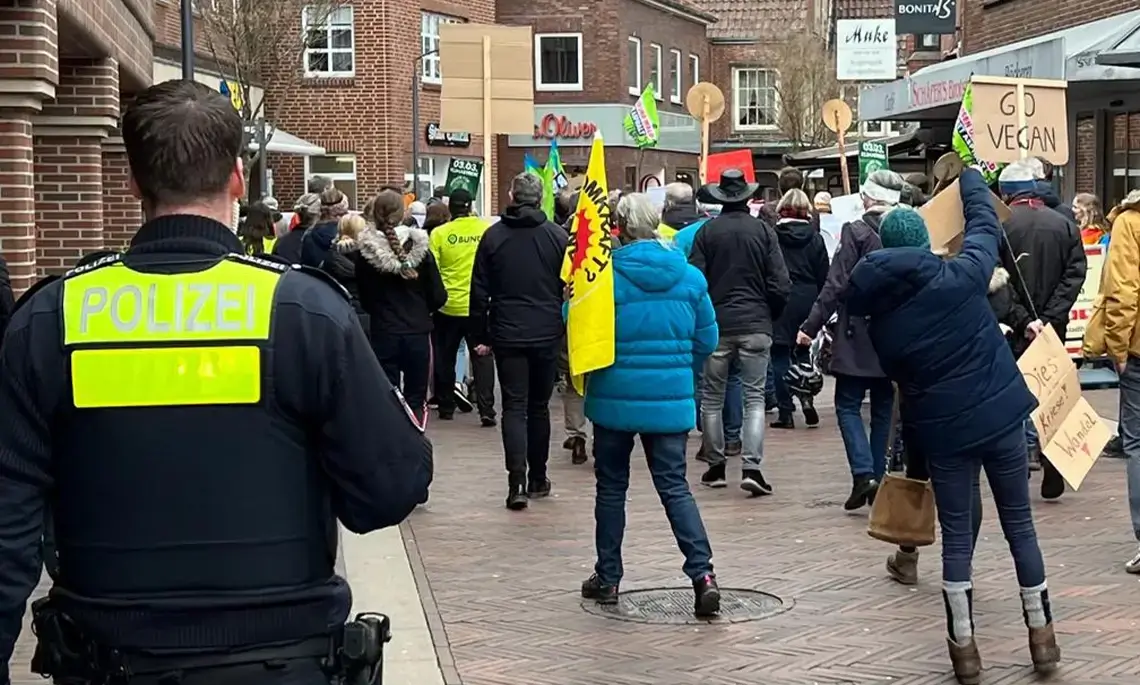 Die Teilnehmer zogen durch die Fußgängerzone (Foto: Matthias Brüning)