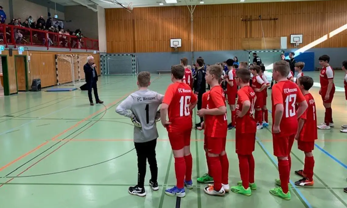 Hartmut Bruns bei der Siegerehrung der F- und D-Jugend. (Foto: Stadt Haren)