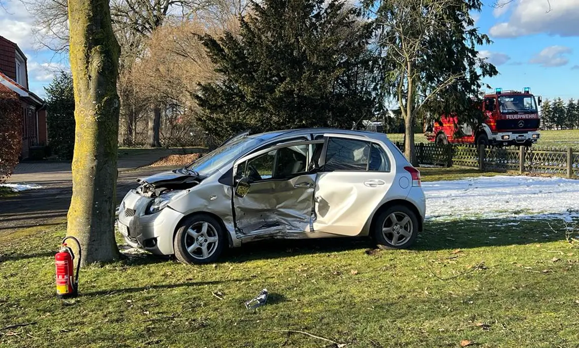 Der Daihatsu kam nach dem Seitenaufprall in einem Vorgarten zum Stillstand (Foto: Matthias Brüning)