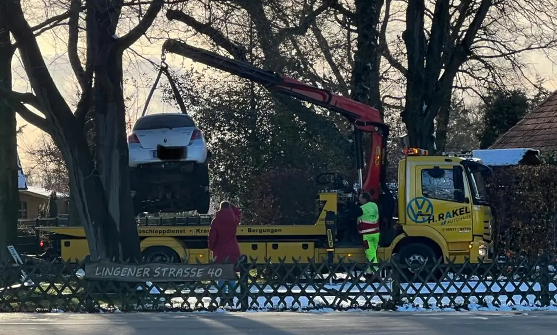 Autohaus Rakel barg den Daihatsu aus dem Vorgarten (Foto: Matthias Brüning)