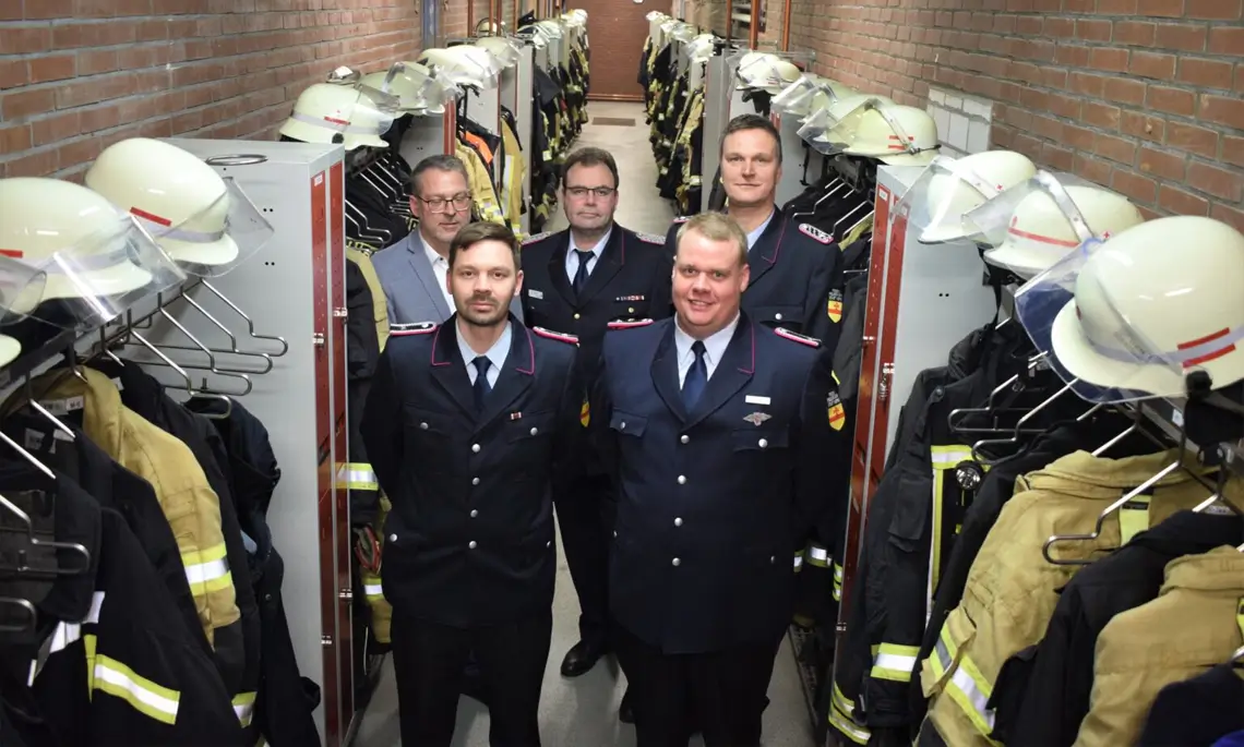 Vom Oberfeuerwehrmann zum Hauptfeuerwehrmann wurden befördert: Stefan Habicht und Michael Rohling (Foto: Sven Lammers)