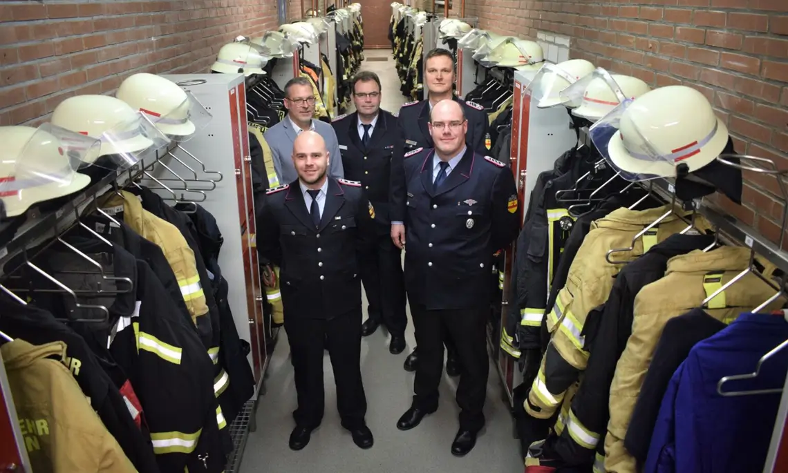 Vom Hauptfeuerwehrmann zum Löschmeister wurden befördert: Markus Hüsers und Marcel Neitzert (Foto: Sven Lammers)