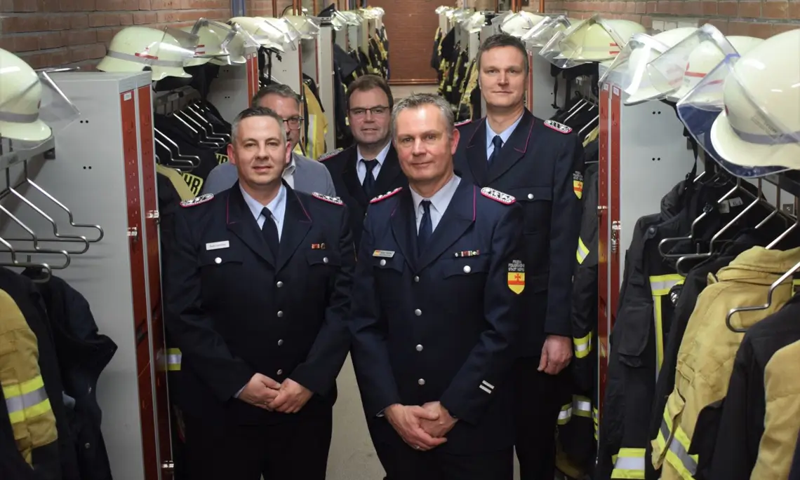 Vom Hauptlöschmeister zum Brandmeister wurden befördert: Hans Többe und Sven Lammers (Foto: Feuerwehr Meppen)