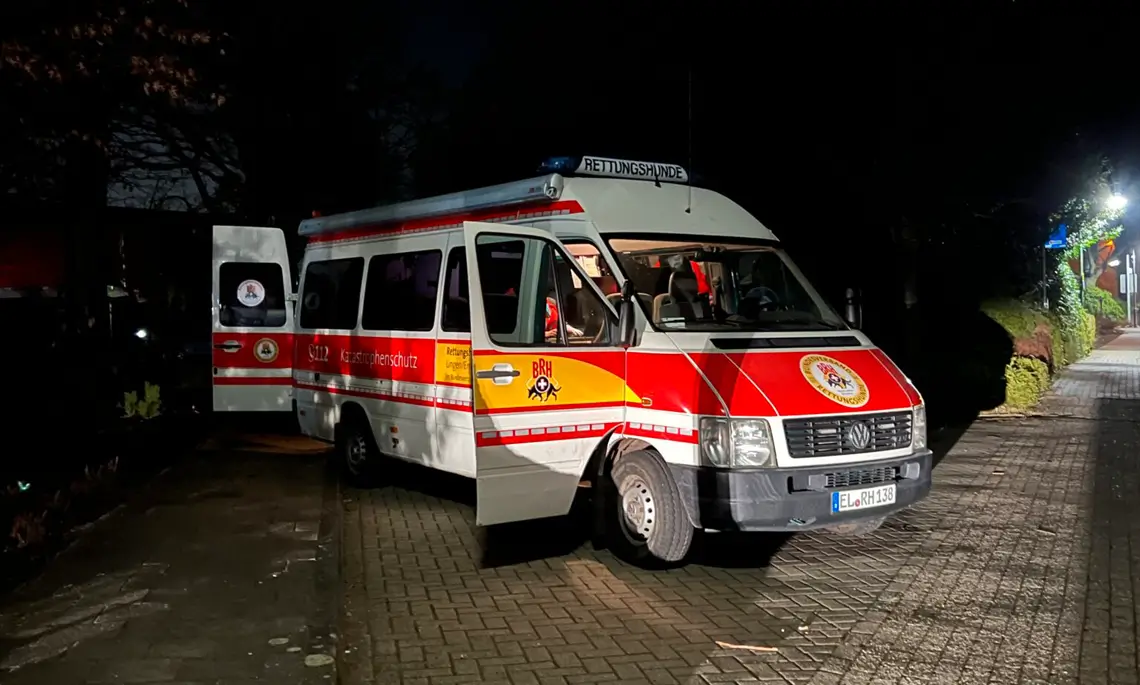 Die Rettungshundestaffel rückte am Abend ebenfalls an (Foto: Matthias Brüning)