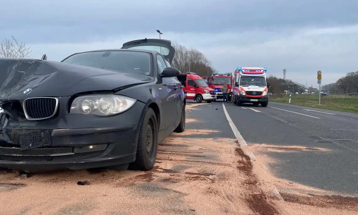 Betriebsstoffe traten aus beiden Fahrzeugen aus (Foto: Stadt Papenburg / Feuerwehr)