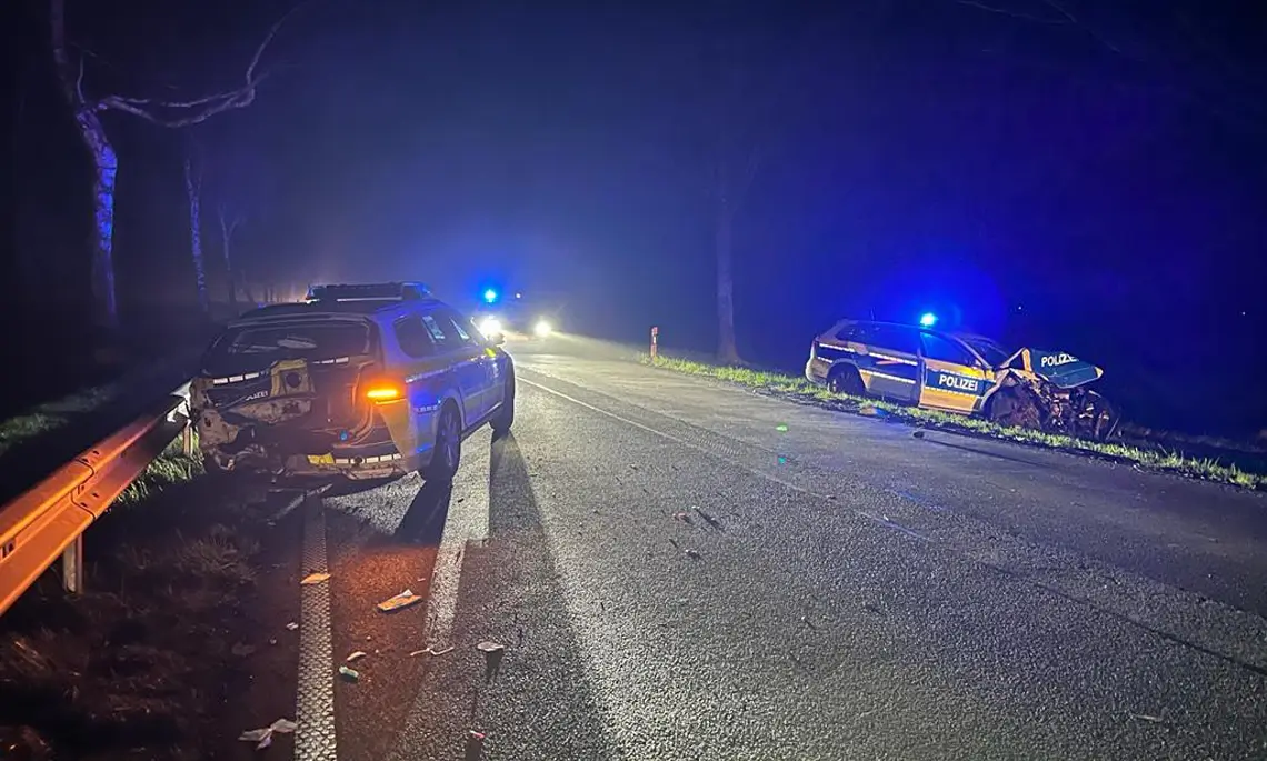 Zwei Streifenwagen verunglückten bei dem Einsatz (Foto: Matthias Brüning)