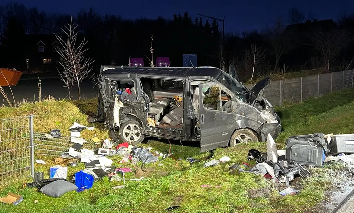 Der Renault landete im Seitenraum. Der Fahrer war mit 2,55 Promille unterwegs (Foto: Matthias Brüning)