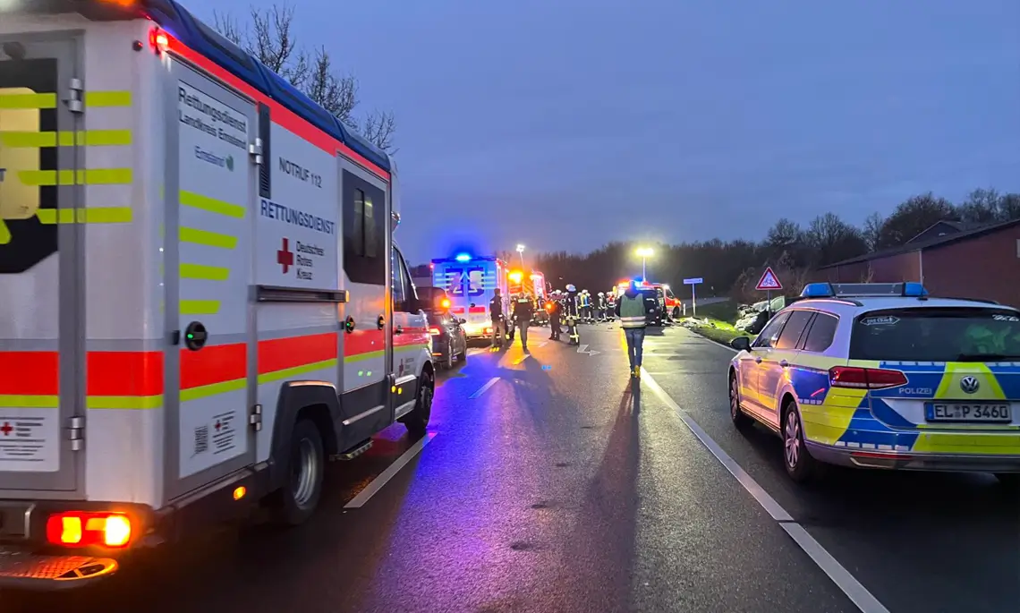 Zahlreiche Rettungskräfte eilten zum Unfallort (Foto: Matthias Brüning)