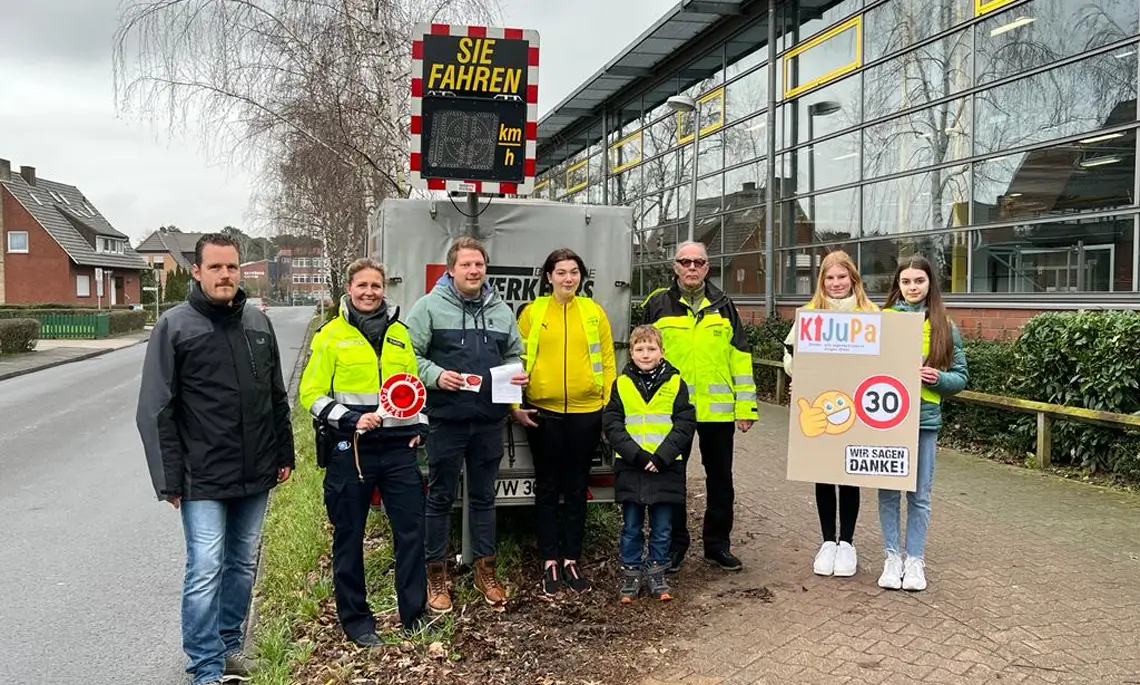 Die Kinder des Kinder-und Jugendparlament der Stadt Lingen, die Verkehrswacht Lingen und die Polizeiinspektion Emsland/Grafschaft Bentheim waren an der Aktion beteiligt (Foto: Matthias Brüning)