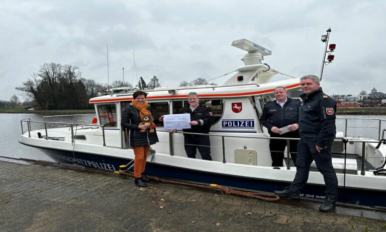 Lingen – Wasserschutzpolizei übergibt Scheck i.h.v. 1.000 Euro an den Verein Kinderhospiz Löwenherz e.V.