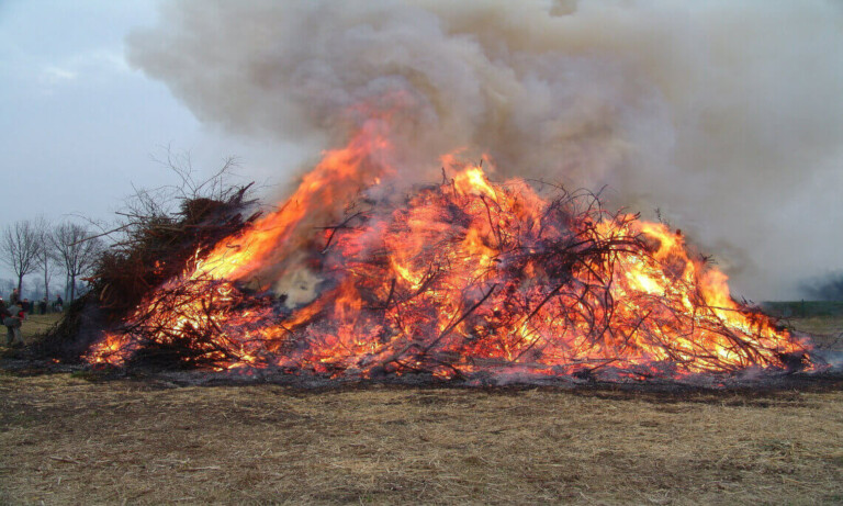 13 Osterfeuer laden in Lingen zum geselligen Beisammensein ein