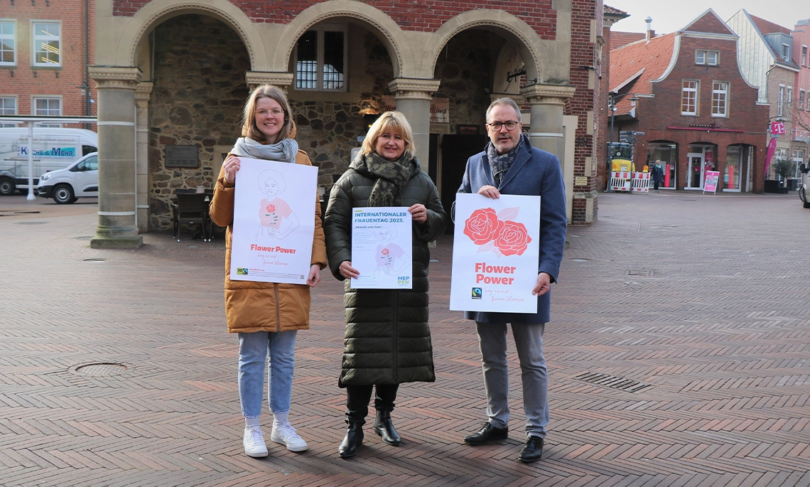 Rosenaktion des Meppener Frauen­forums und der Fairtrade-Steuerungs­gruppe zum Weltfrauentag