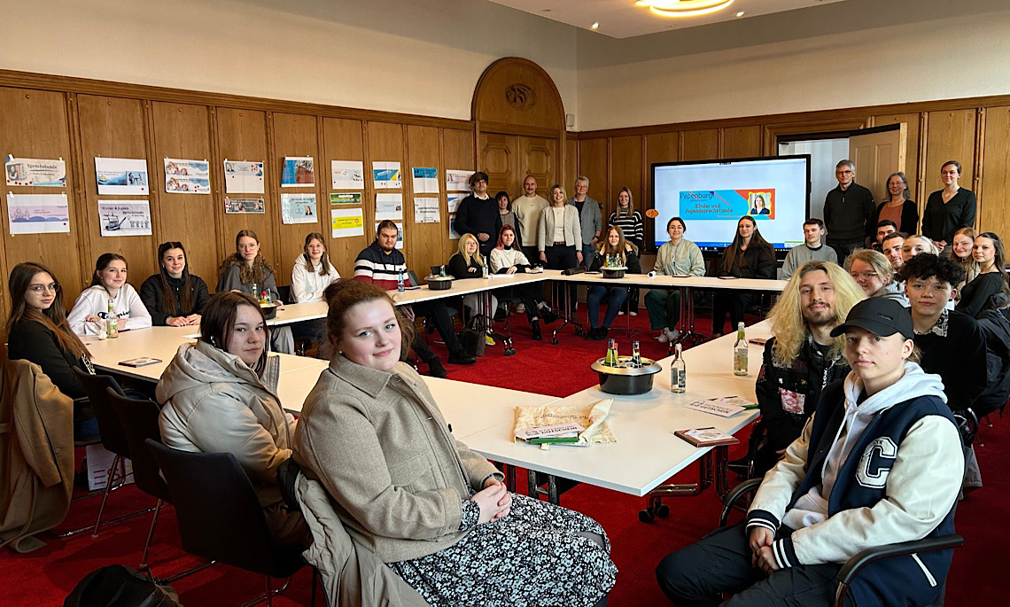 Papenburg – Schüler stellen Banner für die Kinder- und Jugendsprechstunde vor