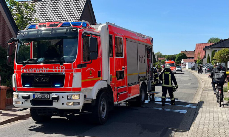 Meppen – Feuerwehr löscht Heckenbrand im Garten