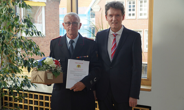 Lingen – Reinhold Schulte und Norbert Thole zu Ehrenbrandmeistern ernannt