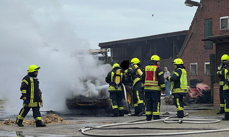 Twist – Radlader gerät auf landwirtschaftlichen Anwesen in Brand