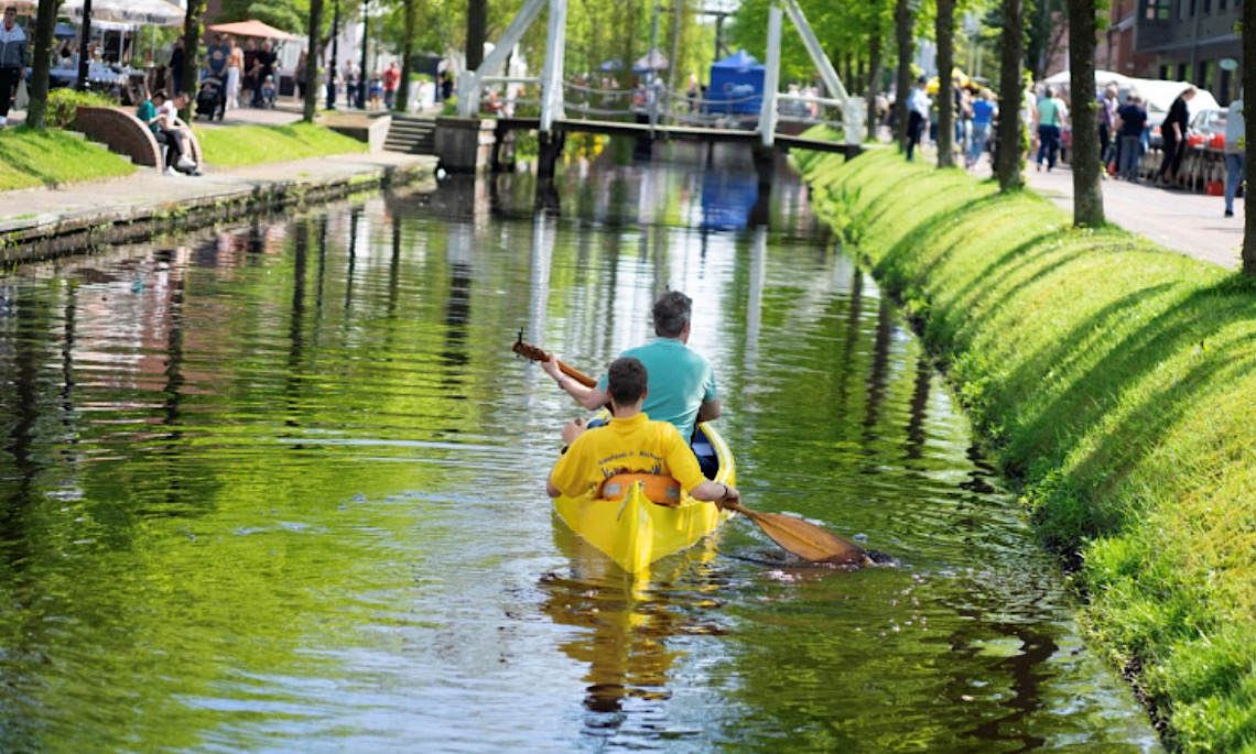 Heiko Ahrend sorgt mit Musik auf dem Kanu für Stimmung auf der Meile. (Foto: Stadt Papenburg)
