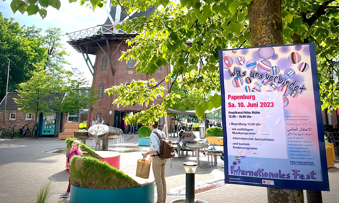 Mühlenplatz mit Internationalem Fest Plakat, am Samstag werden hier Stände aufgebaut. (Foto: LGS gGmbH)