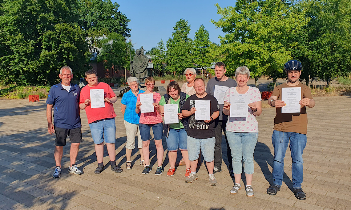 Menschen mit Behinderung absolvieren Radfahrsicherheitskurs: ADFC Lingen und InduS vom KSB Emsland kooperieren