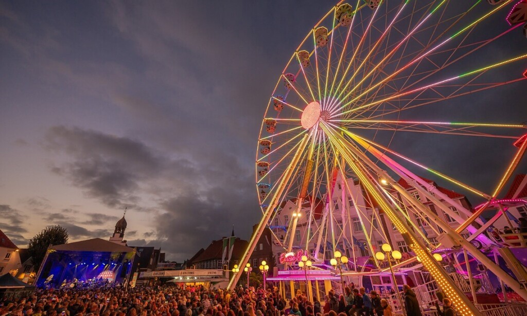  Altstadtfest in Lingen mit verkaufsoffenem Sonntag und großem Motiv 