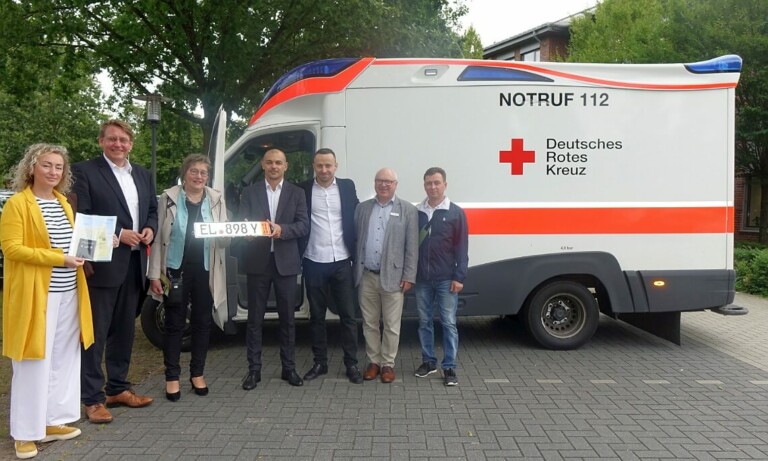 Delegation aus Ukraine erhält Krankentransportwagen