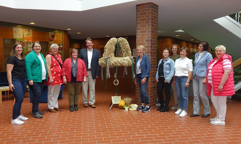 Dank für die Früchte des Feldes – Landfrauen halten Brauchtum hoch – Erntekrone zieht ins Meppener Kreishaus ein 