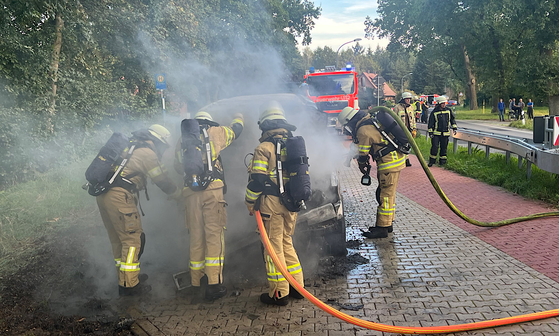 Meppen – VW Bulli gerät während der Fahrt in Brand