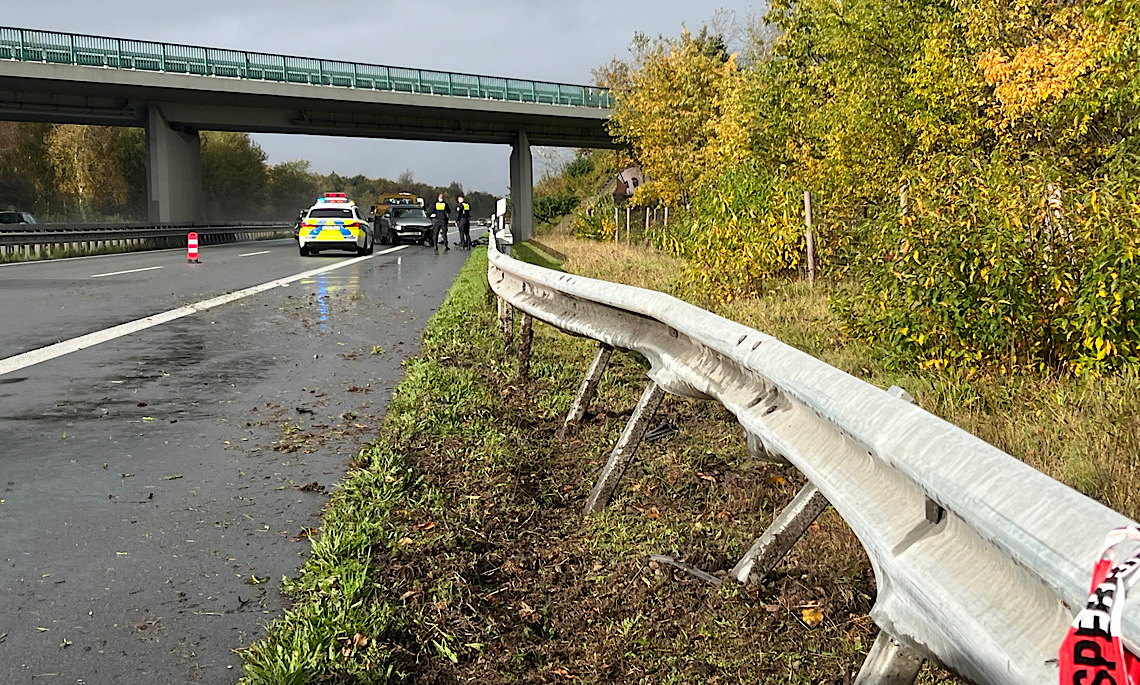 Meppen –  Pkw kommt auf A31 von Fahrbahn ab