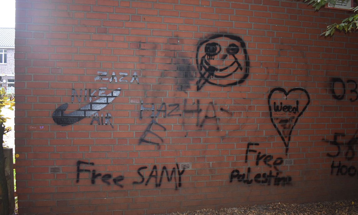 Haren – Schulgebäude mit „Free Palestine“ und Teile des Schulgeländes mit Hakenkreuz beschmiert