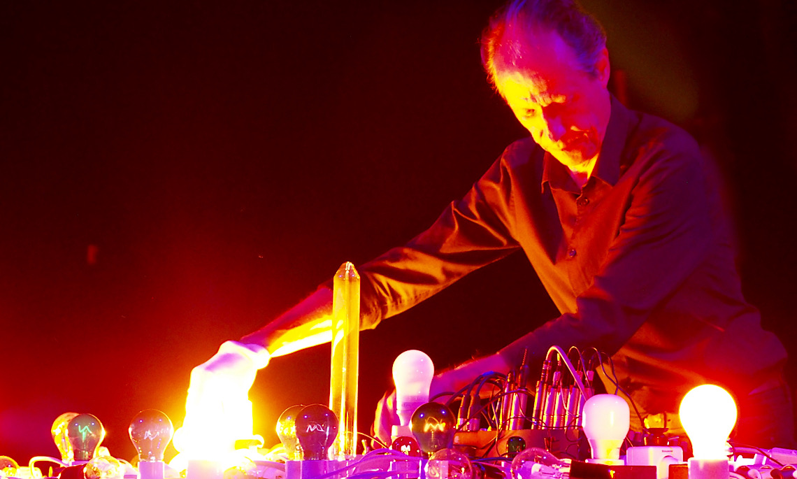 Performance Glühlampenmusik von Michael Vorfeld zum Projekt „Parklicht“ an der Koppelschleuse