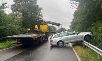 Meppen – Mercedes landet auf Leitplanke