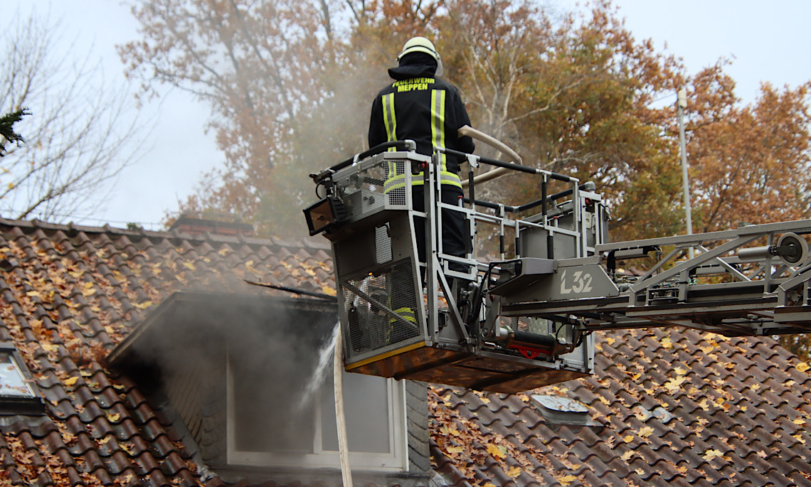 Löschangriff nach der Durchzündung aus der Drehleiter