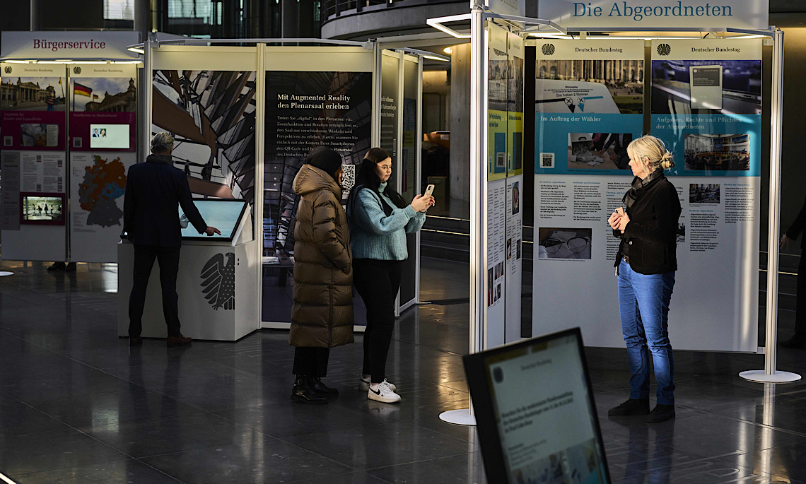 Wanderausstellung des Deutschen Bundestages im Kreishaus Meppen zu Besuch