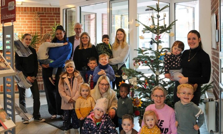 Kinder der Kita „Bunte Vielfalt“ schmücken Tannenbaum im Geester Rathaus